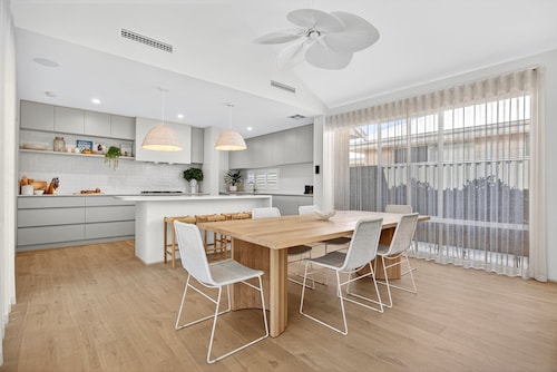 Coastal Luxe 4-bed House in Madora Bay