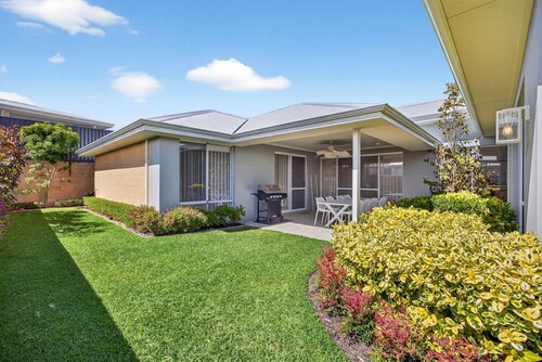 Coastal Luxe 4-bed House in Madora Bay