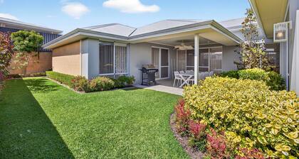 Coastal Luxe 4-bed House in Madora Bay