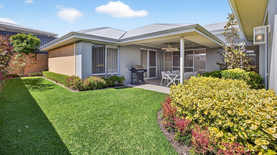 Coastal Luxe 4-bed House in Madora Bay