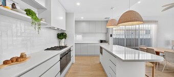 Coastal Luxe 4-bed House in Madora Bay