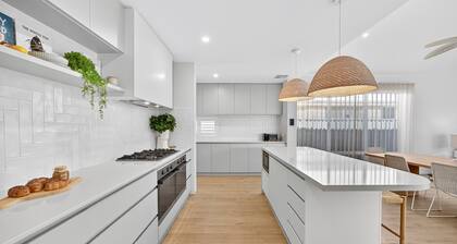 Coastal Luxe 4-bed House in Madora Bay