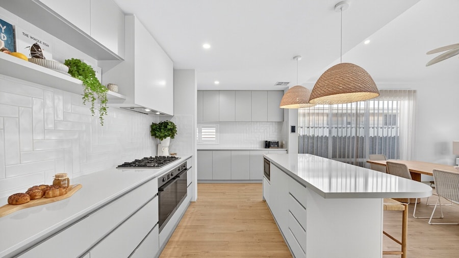 Coastal Luxe 4-bed House in Madora Bay