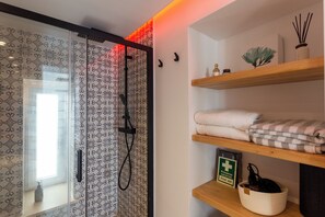 Shower, hair dryer, bidet, towels - Tiny BEACH HOUSE - 2min to Beach (Salema)