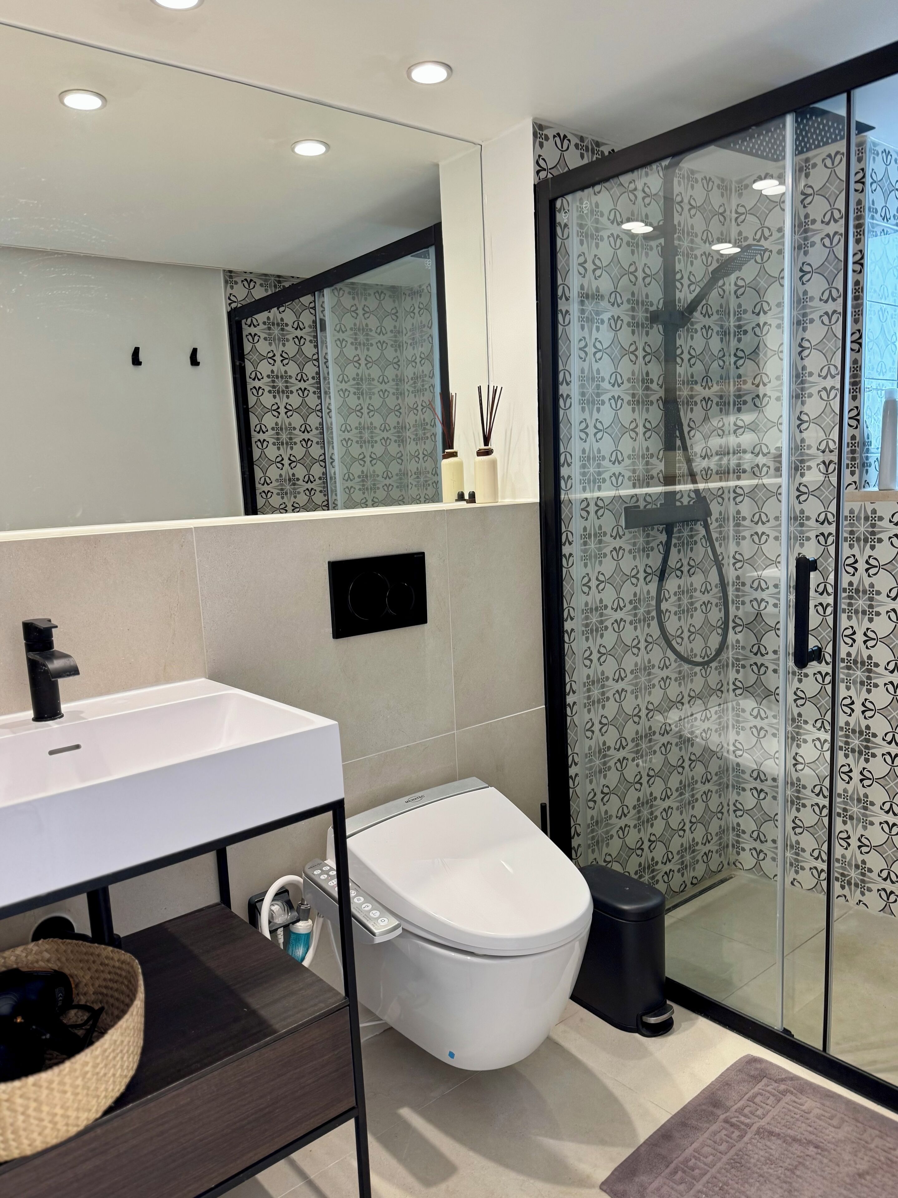 Bruser, hårtørrer, bidet, håndklæder