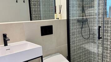 Bruser, hårtørrer, bidet, håndklæder
