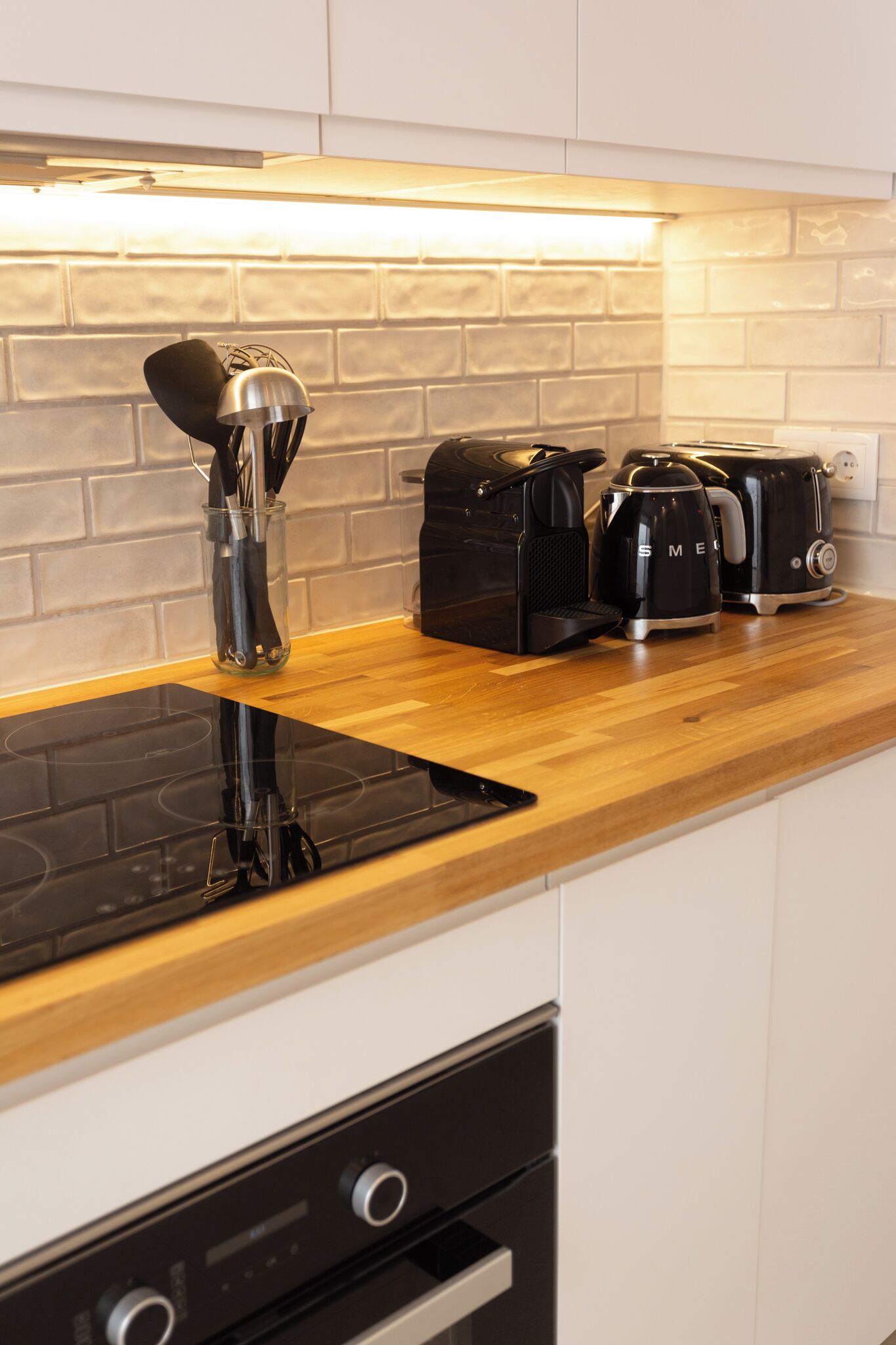 Kylskåp, ugn, spishäll och diskmaskin