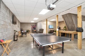 Games room - Stillwater Waterfront Retreat - Rec Room - Kayaks - Elevator (Ashland City)
