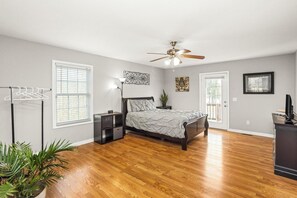 2 soverom, skrivebord, strykejern/-brett og wi-fi (inkludert)