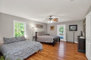 3 bedrooms, desk, iron/ironing board, free WiFi - Stillwater Waterfront Retreat - Rec Room - Kayaks - Elevator (Ashland City)