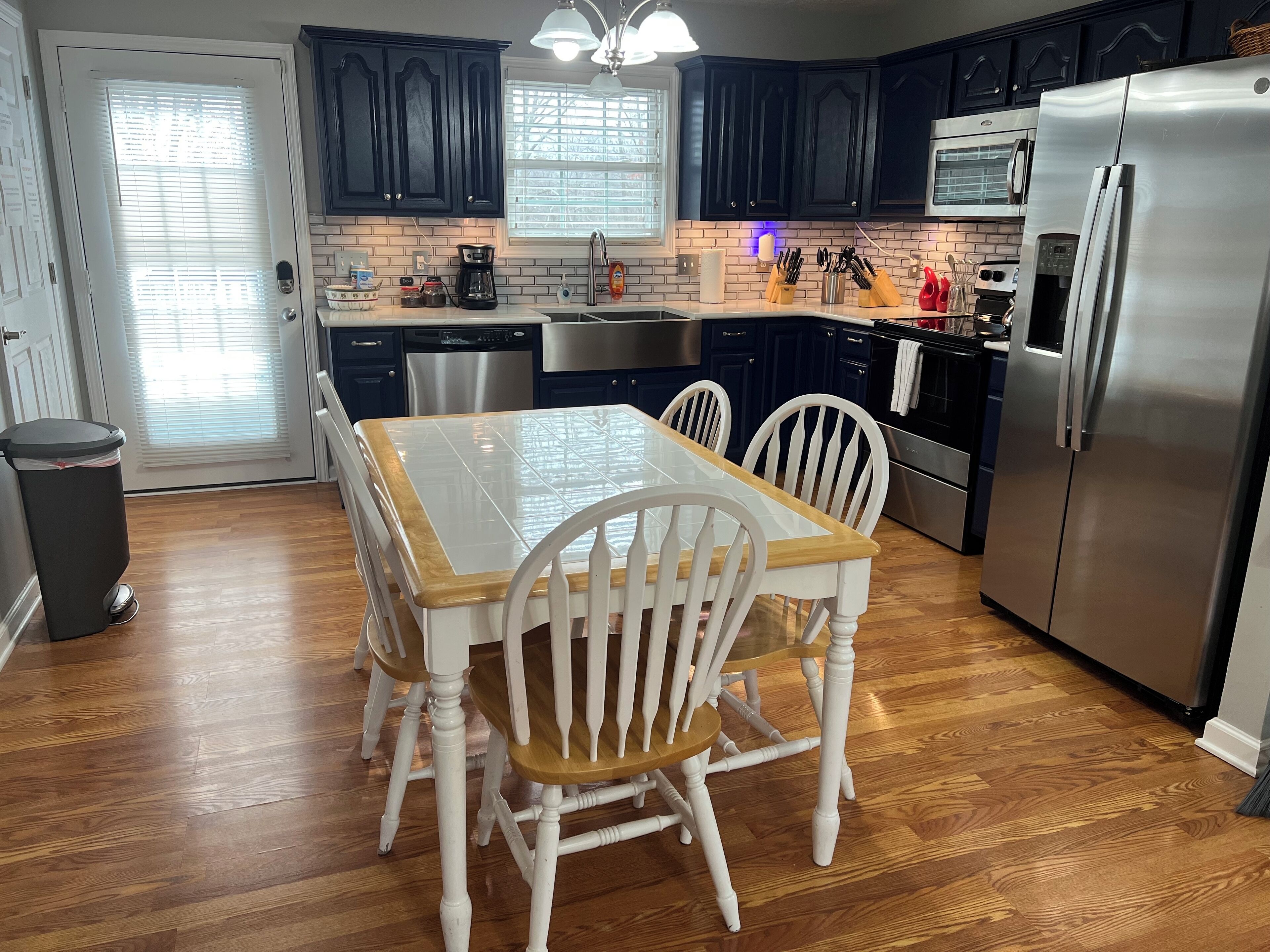 Een koelkast, een magnetron, een oven, een kookplaat