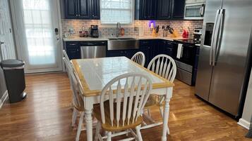 Een koelkast, een magnetron, een oven, een kookplaat