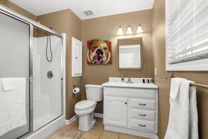 Dusj, hårføner, håndklær og såpe