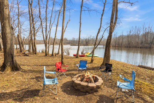 Peaceful Waterfront Home Near Nashville w Elevator, Kayaks, Game Room & Fire Pit