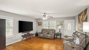 Smart-TV, Tischfußball, Tischtennisplatte