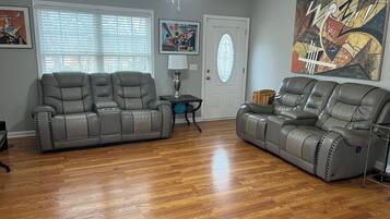 Een smart-tv, tafelvoetbal en een tafeltennistafel