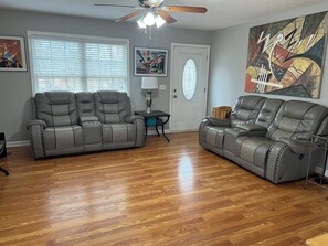 Een smart-tv, tafelvoetbal en een tafeltennistafel