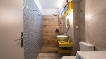 Un baño moderno con ducha, lavabo e inodoro.