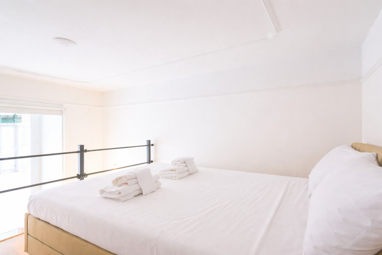 2 chambres, bureau, fer et planche à repasser, lit de bébé portatif