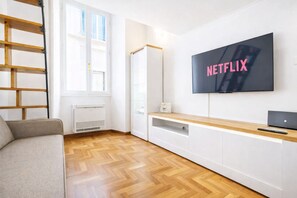 Smart TV, books - Elegantis.it Pompeo Magno Suite Apartment (Roma)