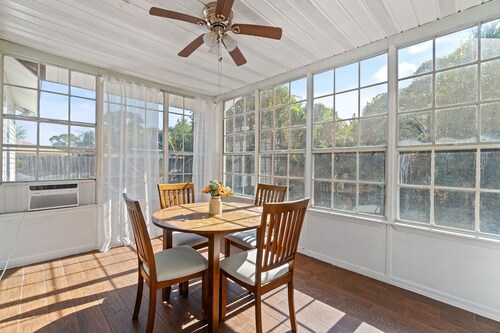 Cozy 3-Bed Near Airport | 10–15 Min to Beach