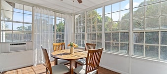 Cozy 3-Bed Near Airport | 10–15 Min to Beach