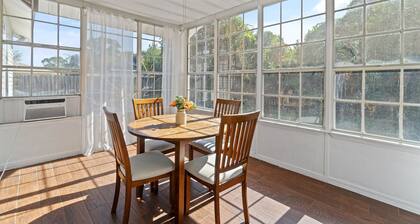 Cozy 3-Bed Near Airport | 10–15 Min to Beach