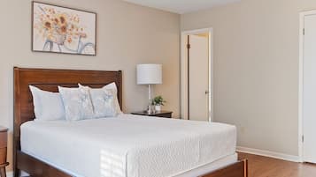 Tabla de planchar con plancha, wifi gratis, ropa de cama