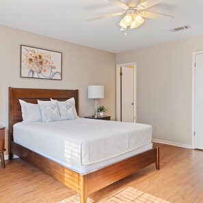 Tabla de planchar con plancha, wifi gratis, ropa de cama