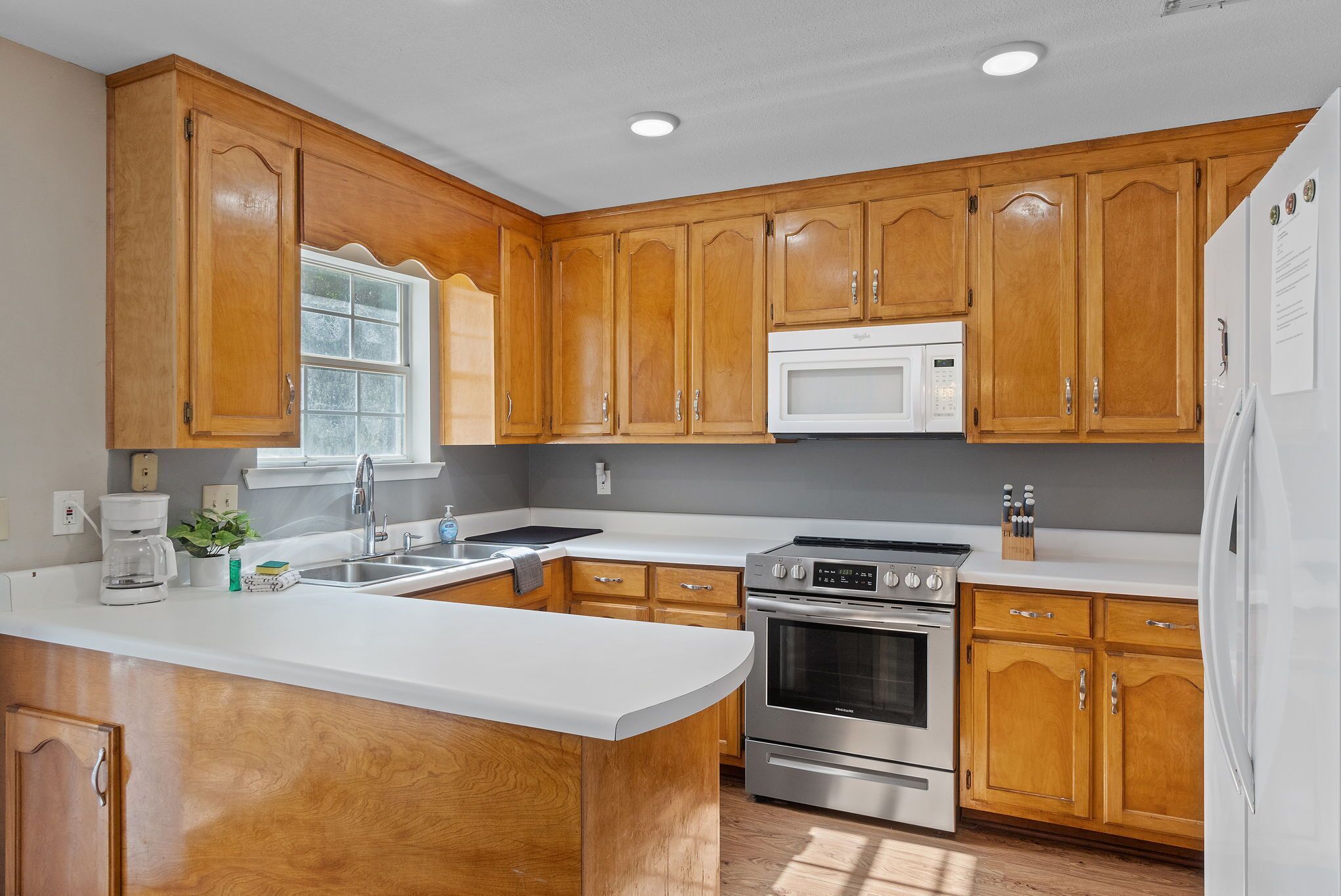 雪櫃、微波爐、焗爐、爐具