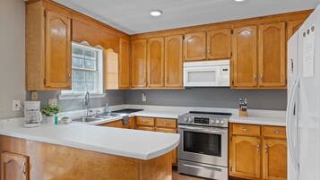 冰箱、微波炉、烤箱、炉灶