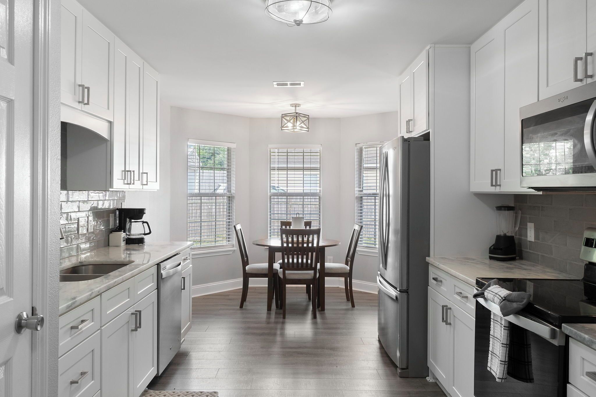 Réfrigérateur, micro-ondes, four, plaque de cuisson