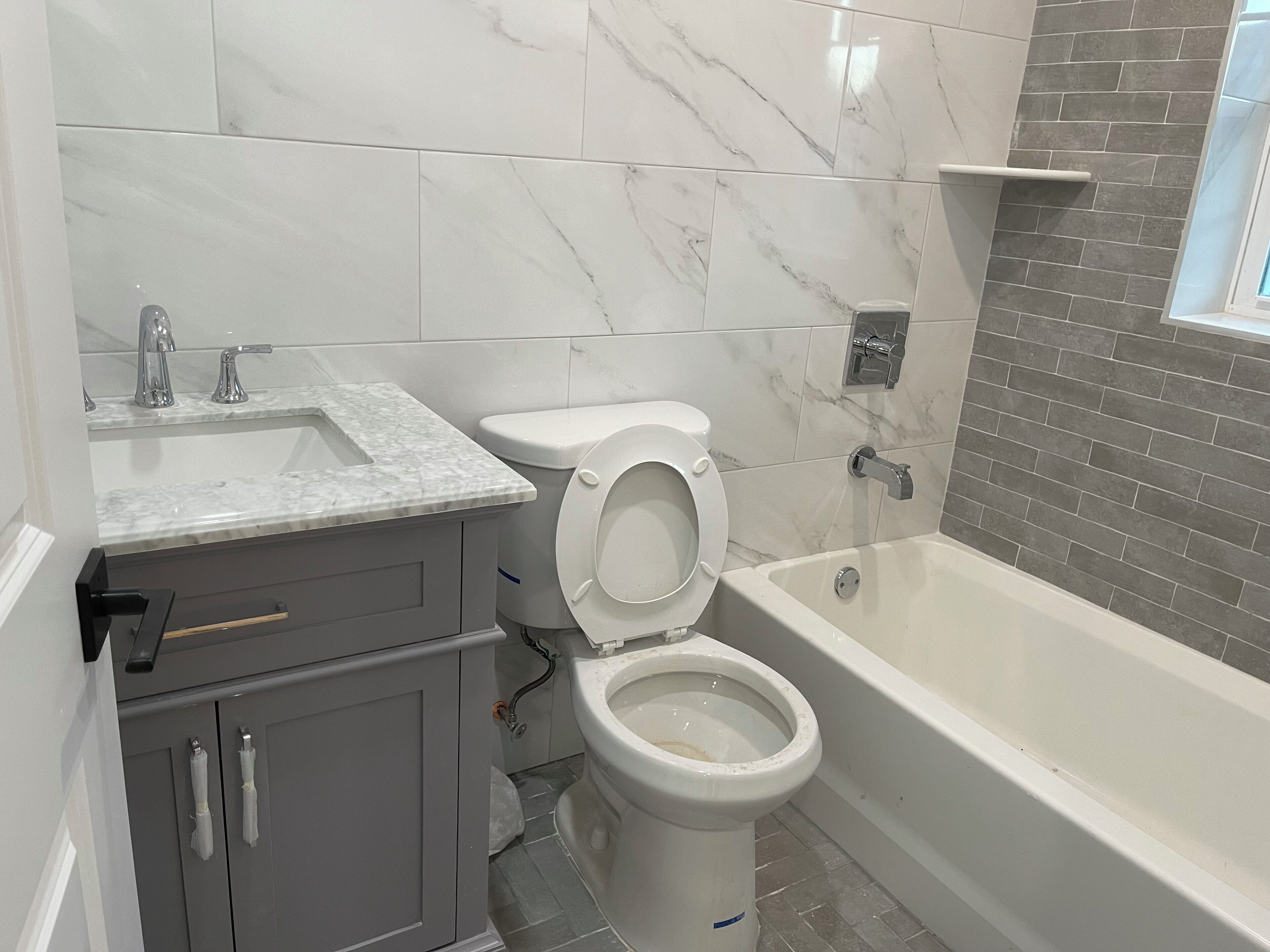 Ein Badezimmer mit Toilette, Waschbecken und Badewanne.
