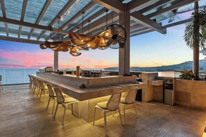 Bar (on property) - Bantay 1C | Beachfront 3BR + Direct Ocean Views, Sleeps 8 & Resort Pools (Bucerías)