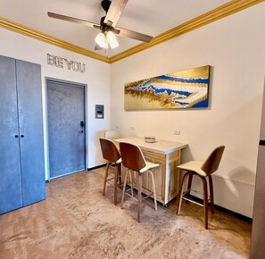 A dining area with a table and chairs, a ceiling fan, and a painting on the wall. - Condo Loft next to Cerritos Beach, Pescadero BCS (Cerritos pescadero)