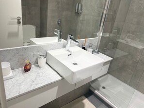 Hair dryer, towels, soap, toilet paper - Montarent 212 (Buenos Aires)