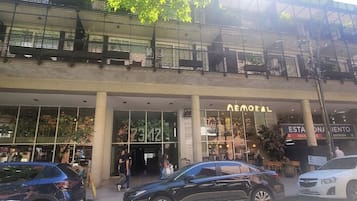 Ein Gebäude mit einer Schaufensterschild 'AEMORAL' und einem Schild, das 'Parkausfahrt Eingang' anzeigt.