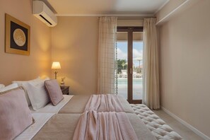 Ein Hotelzimmer mit Bett, Nachttisch mit Lampe, Wandklimaanlage und Blick auf einen Pool durch eine Glastür.