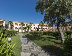 House | Garden - Coastal Apartment in Linguizzetta With Pool (Linguizzetta)