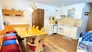 Fridge, oven, dishwasher, cookware/dishes/utensils - Apartment Roacia by Interhome (Canazei)