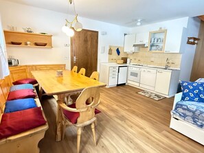 Fridge, oven, dishwasher, cookware/dishes/utensils - Apartment Roacia by Interhome (Canazei)