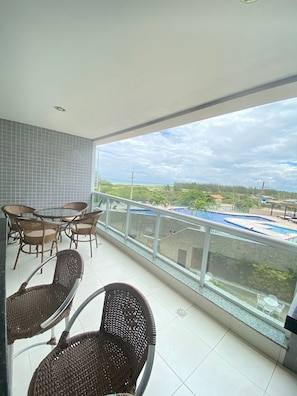 Apartment | Outdoor dining - Apartamento vista mar condomínio fechado (Arraial do Cabo)