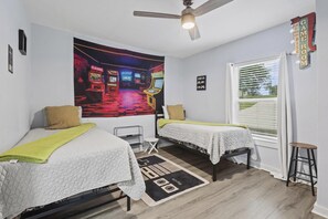 3 bedrooms, WiFi, bed sheets - Balcony✦Grill✦ Arcade games✦ Smart TVs (Denison)