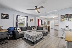 Living area - Balcony✦Grill✦ Arcade games✦ Smart TVs (Denison)