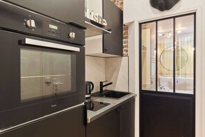 Apartamento | Cocina privada | Frigorífico, horno, placa de cocina y cafetera o tetera