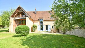 Exterior - 8-bedroom gîte, covered swimming pool and heated pool, 5000m2 green space. (Lignières)