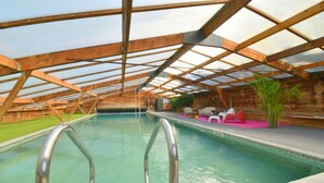 Pool - 8-bedroom gîte, covered swimming pool and heated pool, 5000m2 green space. (Lignières)