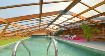 8-bedroom gîte, covered swimming pool and heated pool, 5000m2 green space.