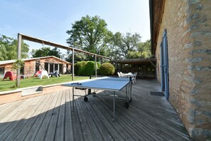 Terrace/patio - 8-bedroom gîte, covered swimming pool and heated pool, 5000m2 green space. (Lignières)