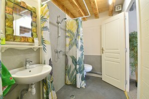 Shower - 8-bedroom gîte, covered swimming pool and heated pool, 5000m2 green space. (Lignières)